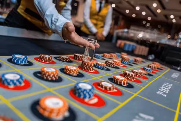 Una joven jubilosa celebra un jackpot épico mientras juega en una Tragamonedas de alto nivel en la plataforma de GanaEnCasa.