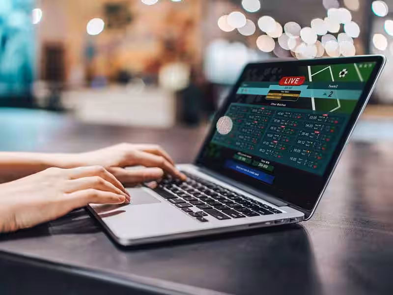 Jugador atento revisando cuotas de fútbol en vivo en una PC usando GanaEnCasa en Argentina