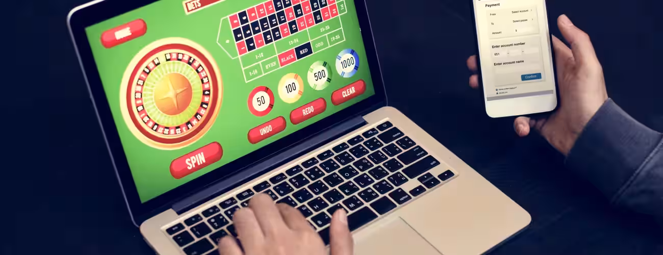A professional and charismatic female live dealer smiling from a luxurious GanaEnCasa live roulette table during an elite session.